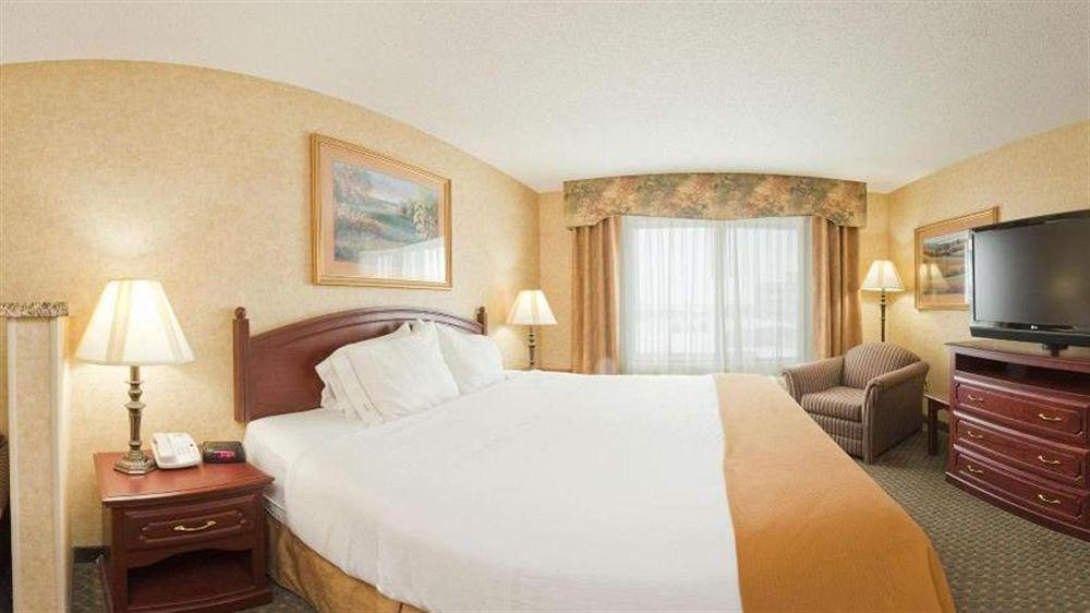 Holiday Inn Express Hotel & Suites Bismarck By Ihg Exterior photo