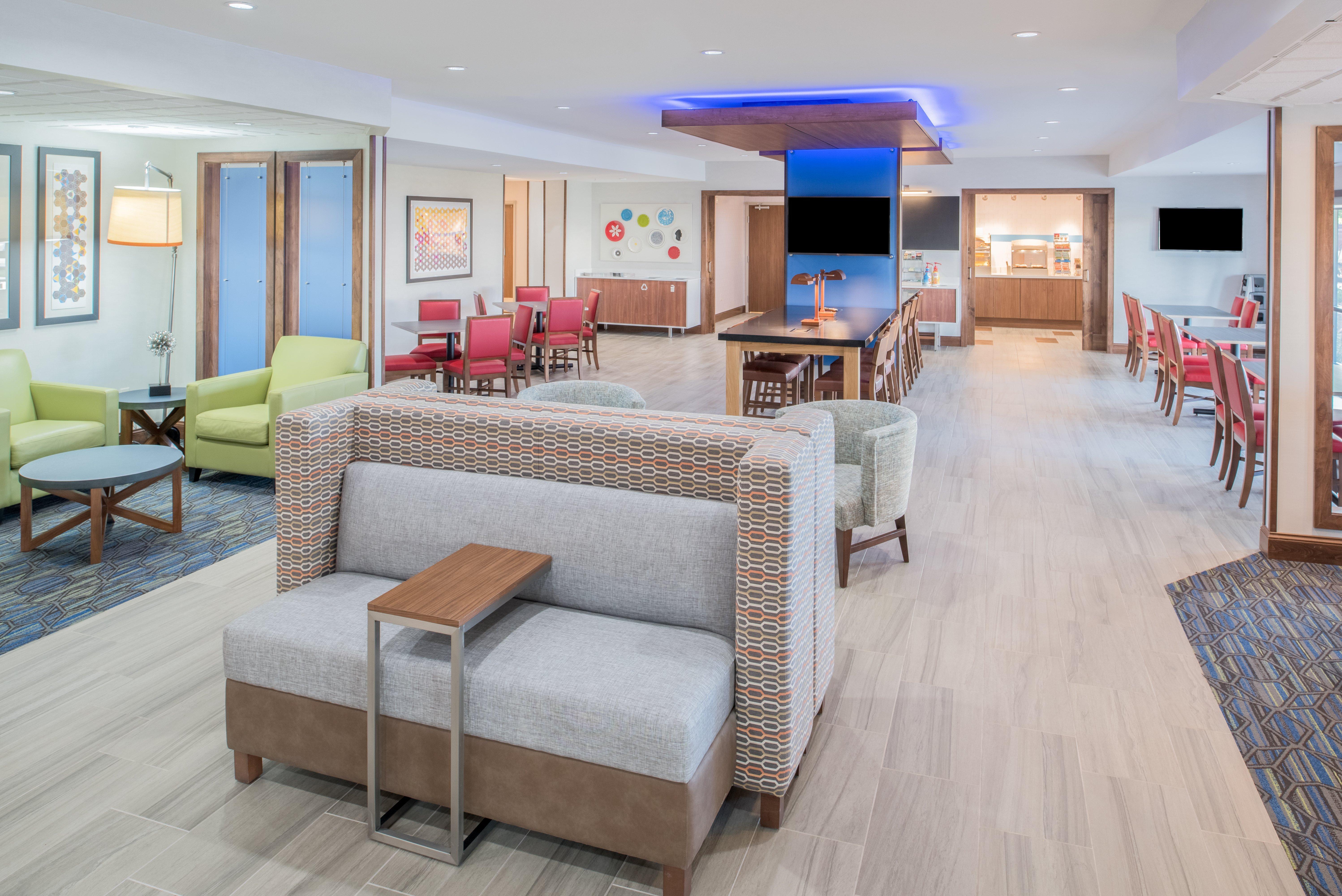 Holiday Inn Express Hotel & Suites Bismarck By Ihg Exterior photo