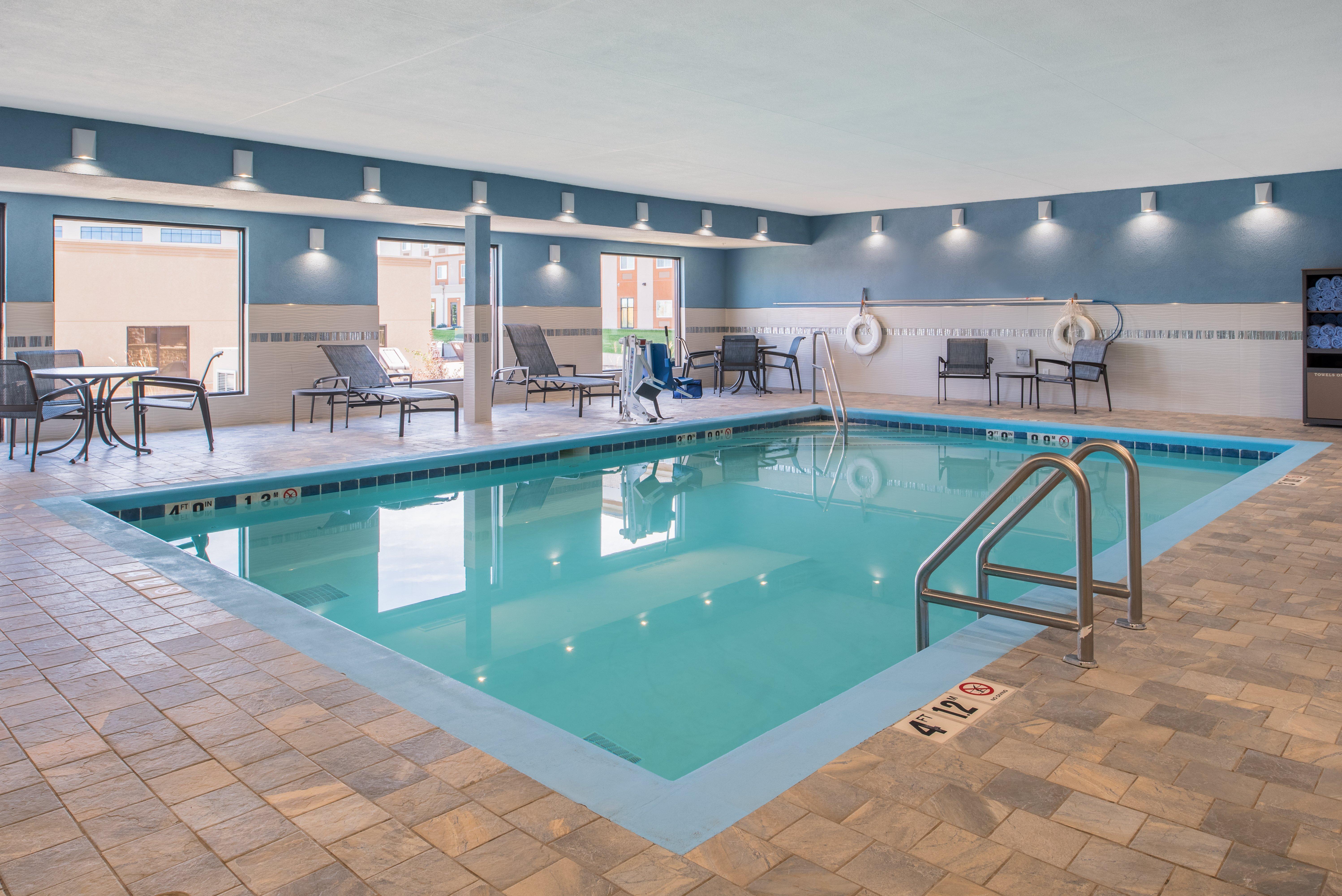 Holiday Inn Express Hotel & Suites Bismarck By Ihg Exterior photo