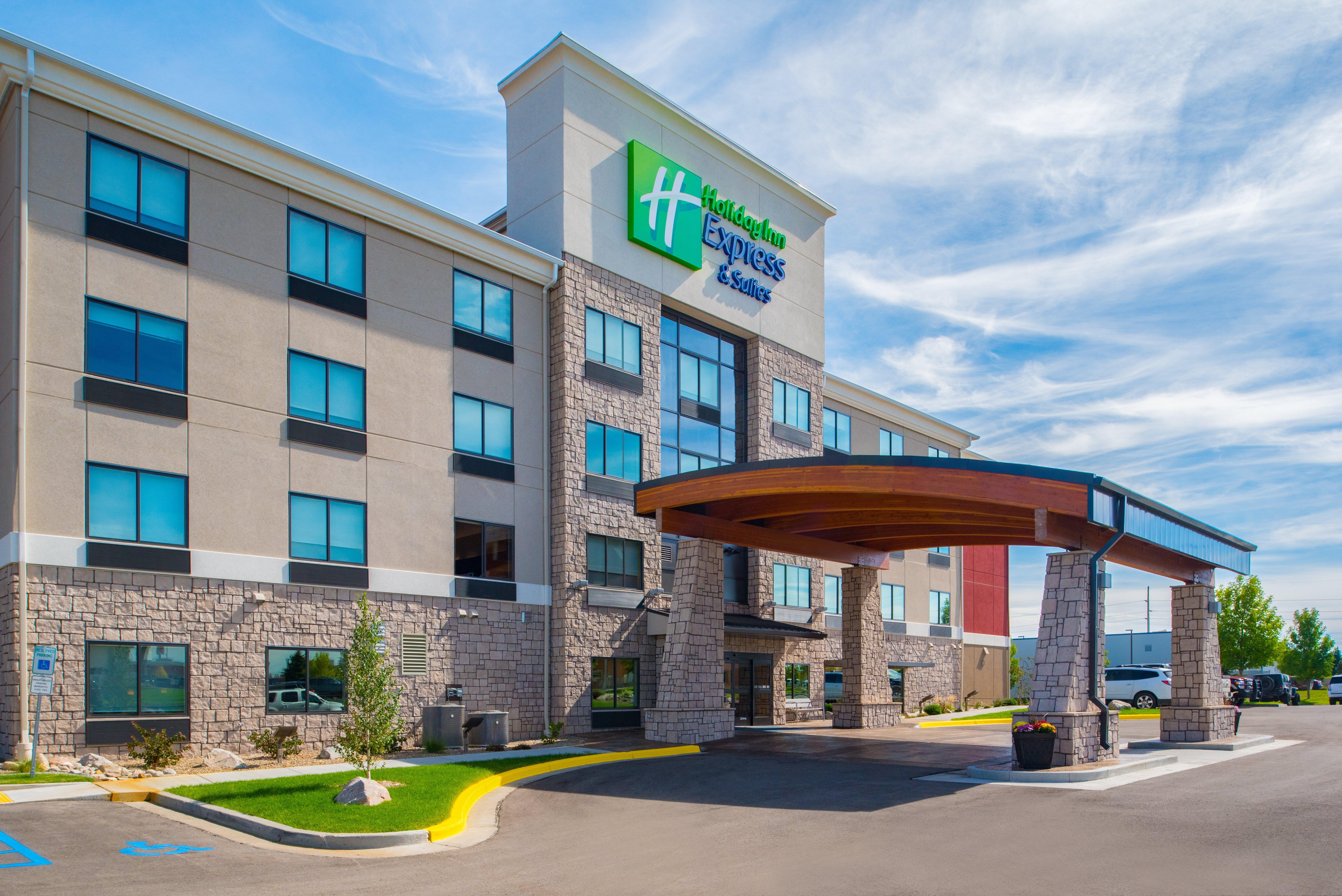 Holiday Inn Express Hotel & Suites Bismarck By Ihg Exterior photo