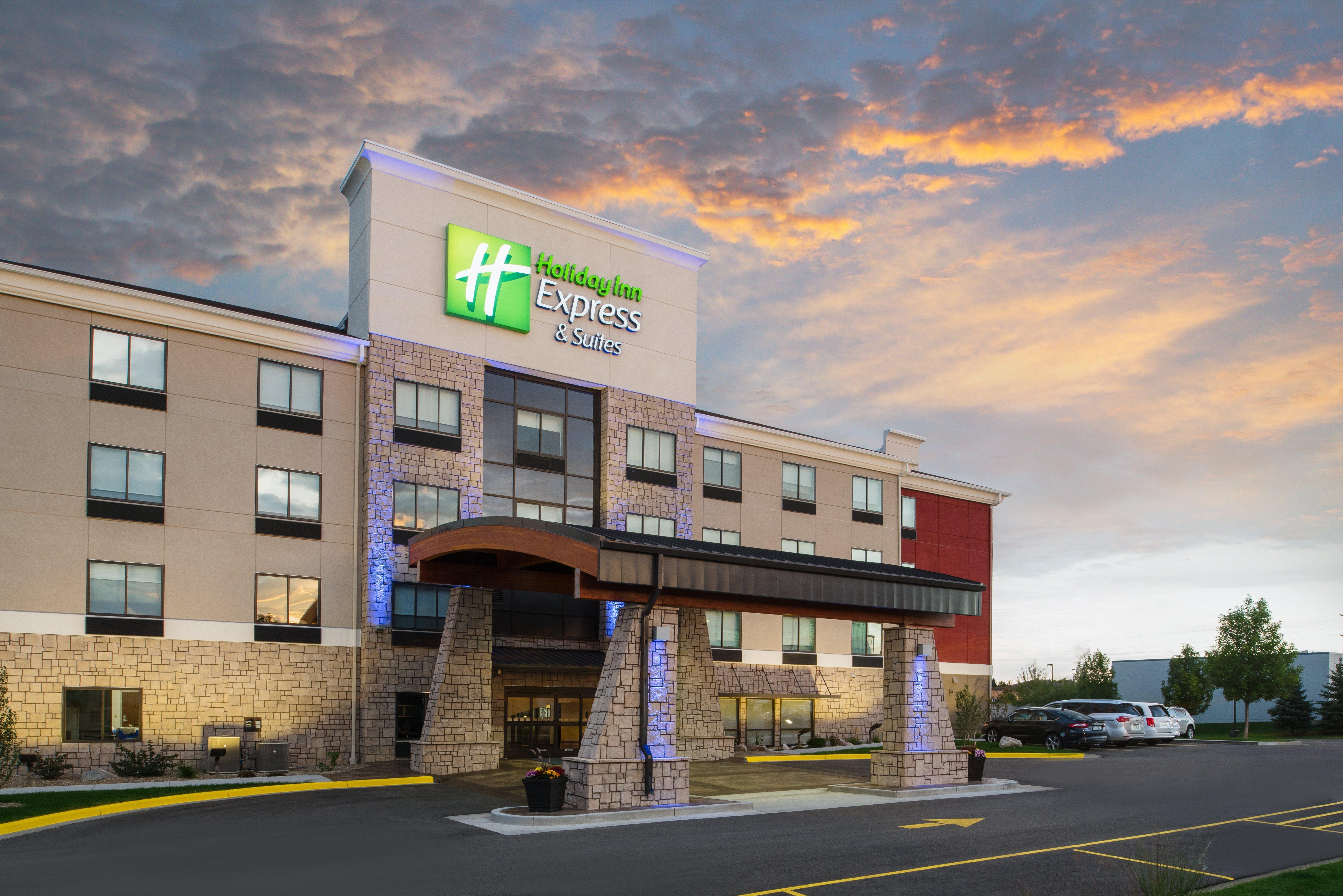 Holiday Inn Express Hotel & Suites Bismarck By Ihg Exterior photo