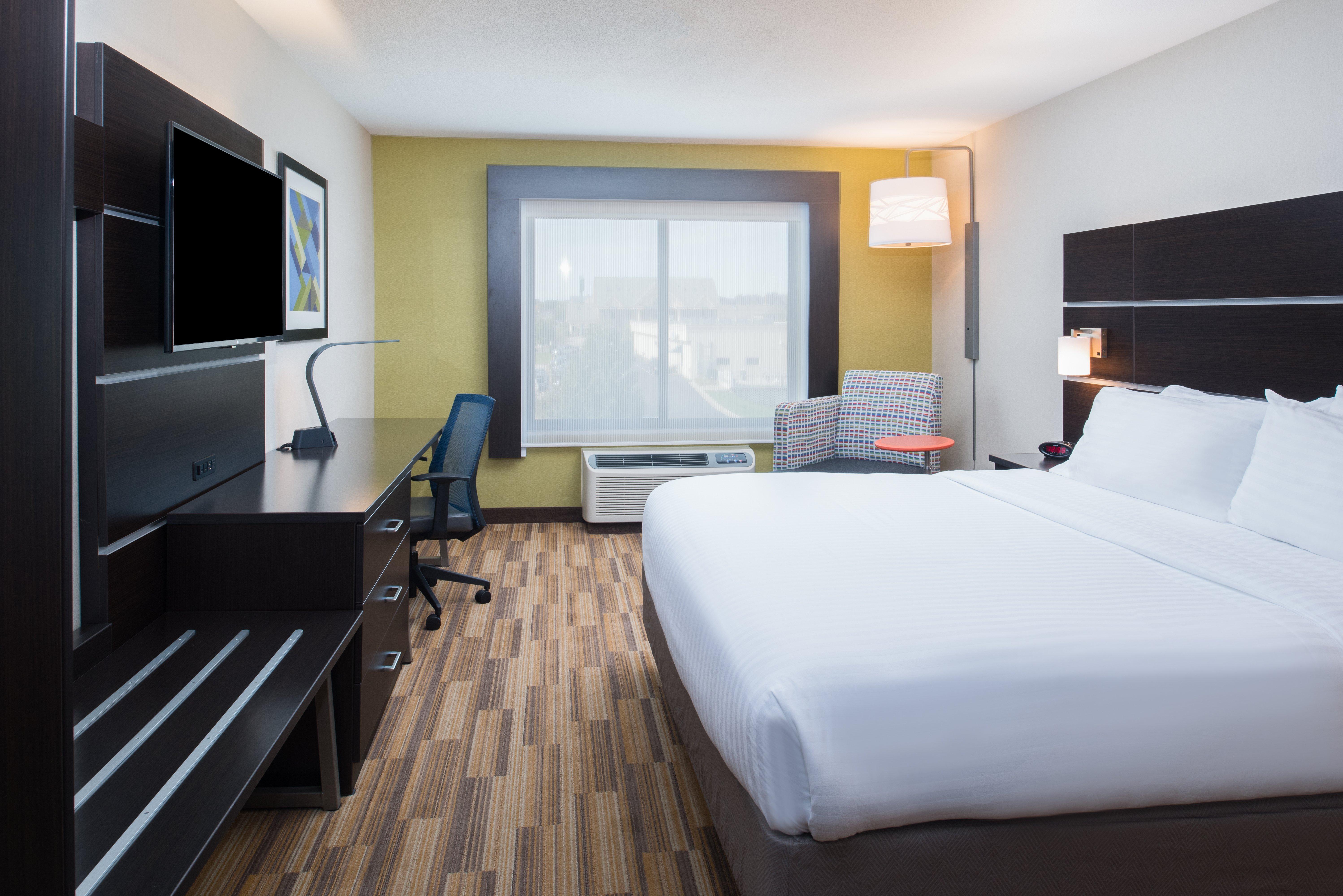 Holiday Inn Express Hotel & Suites Bismarck By Ihg Exterior photo