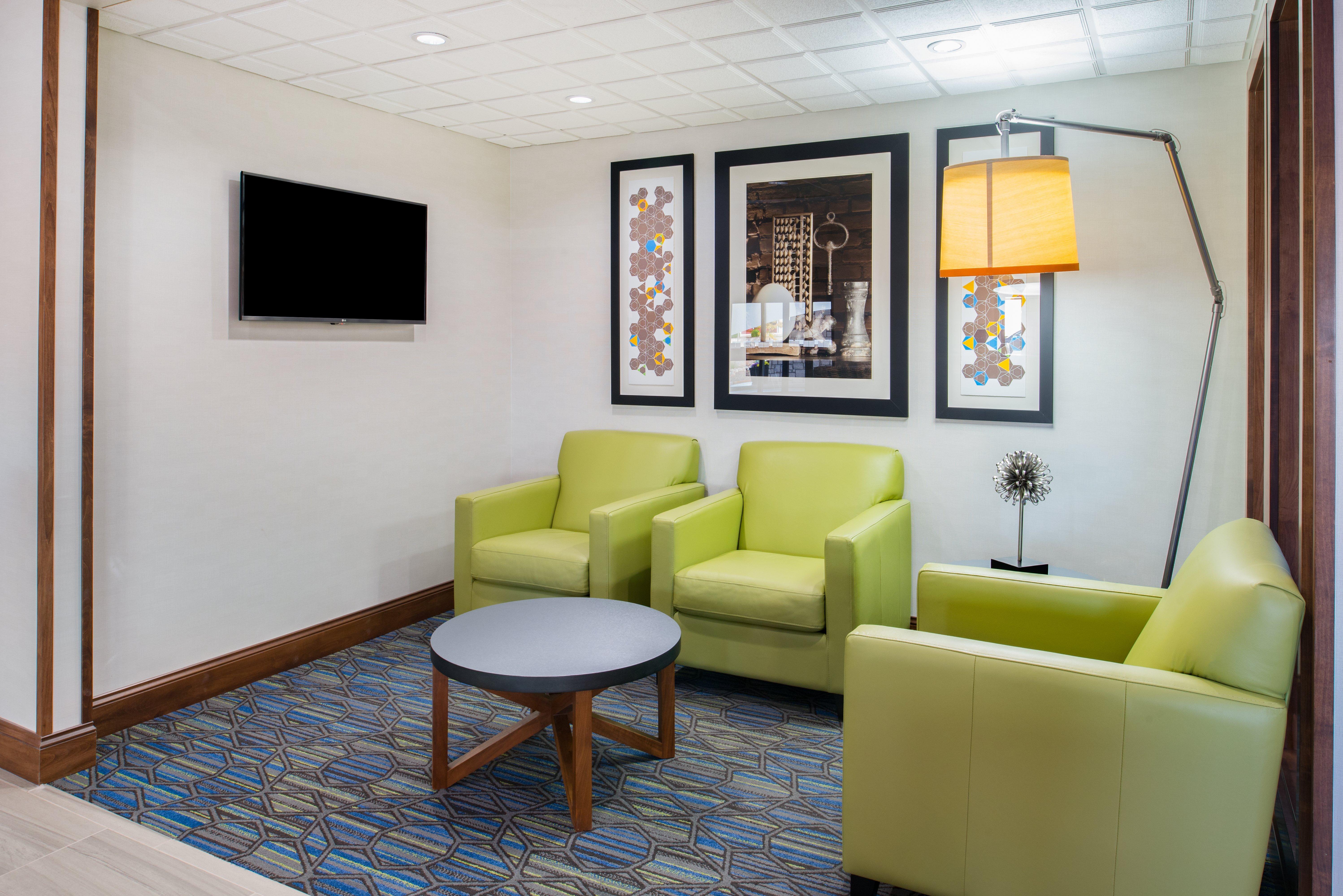 Holiday Inn Express Hotel & Suites Bismarck By Ihg Exterior photo