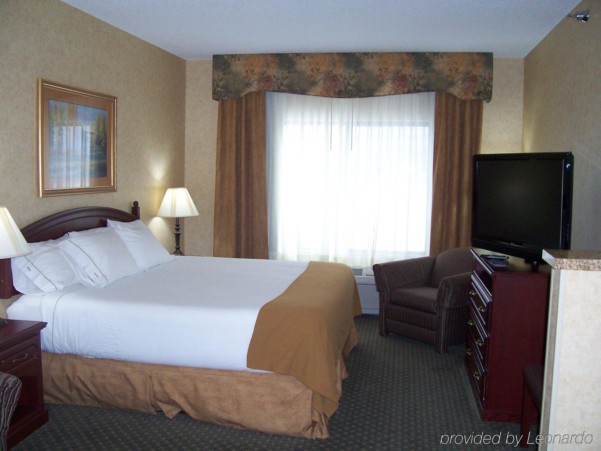 Holiday Inn Express Hotel & Suites Bismarck By Ihg Room photo