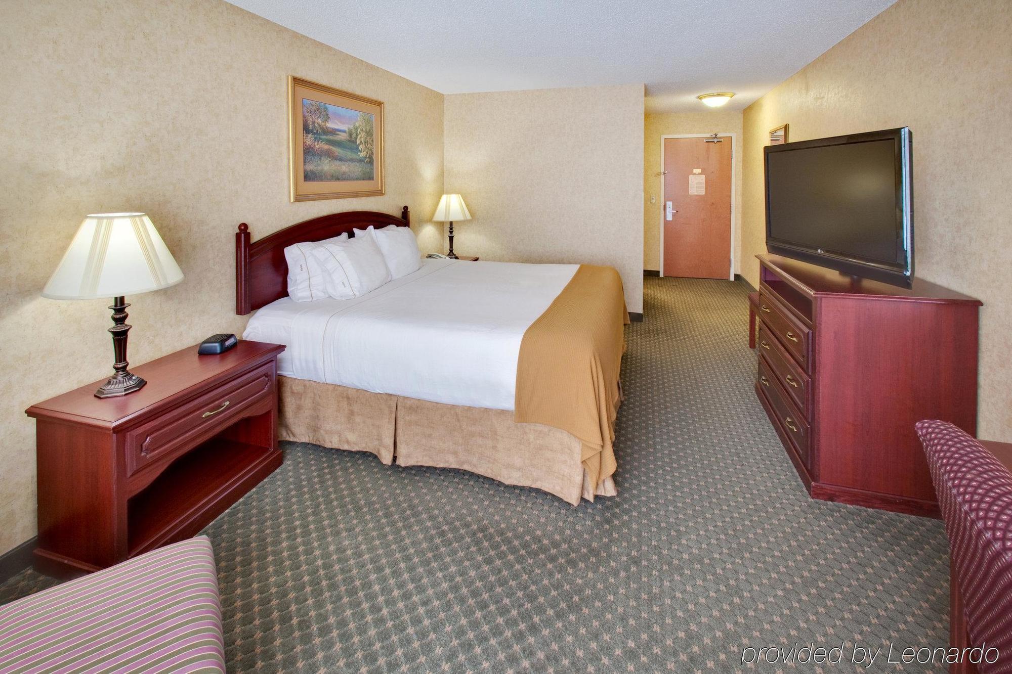 Holiday Inn Express Hotel & Suites Bismarck By Ihg Room photo