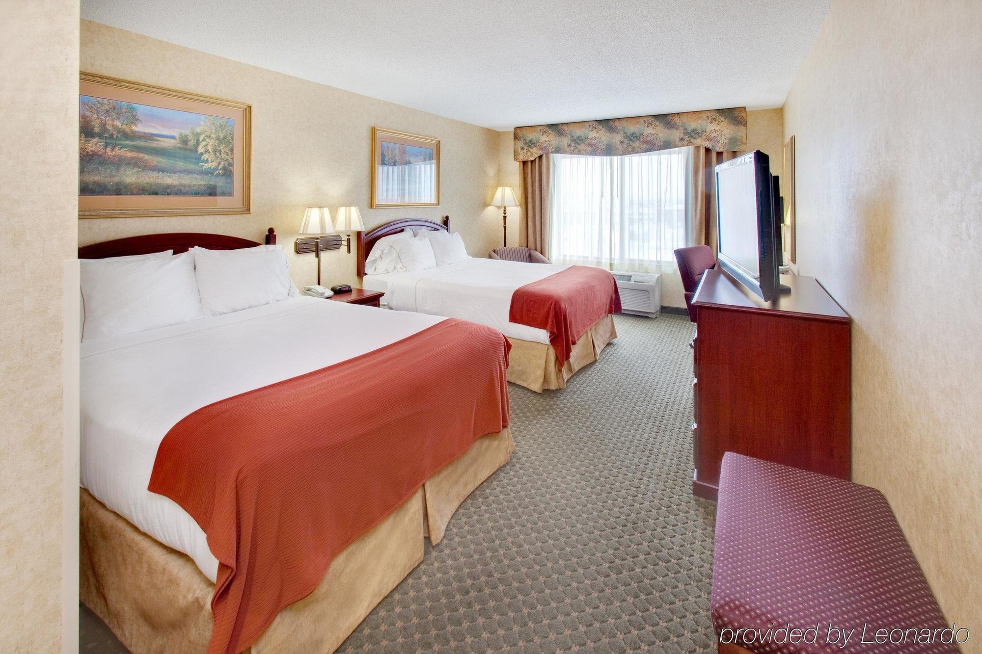 Holiday Inn Express Hotel & Suites Bismarck By Ihg Room photo