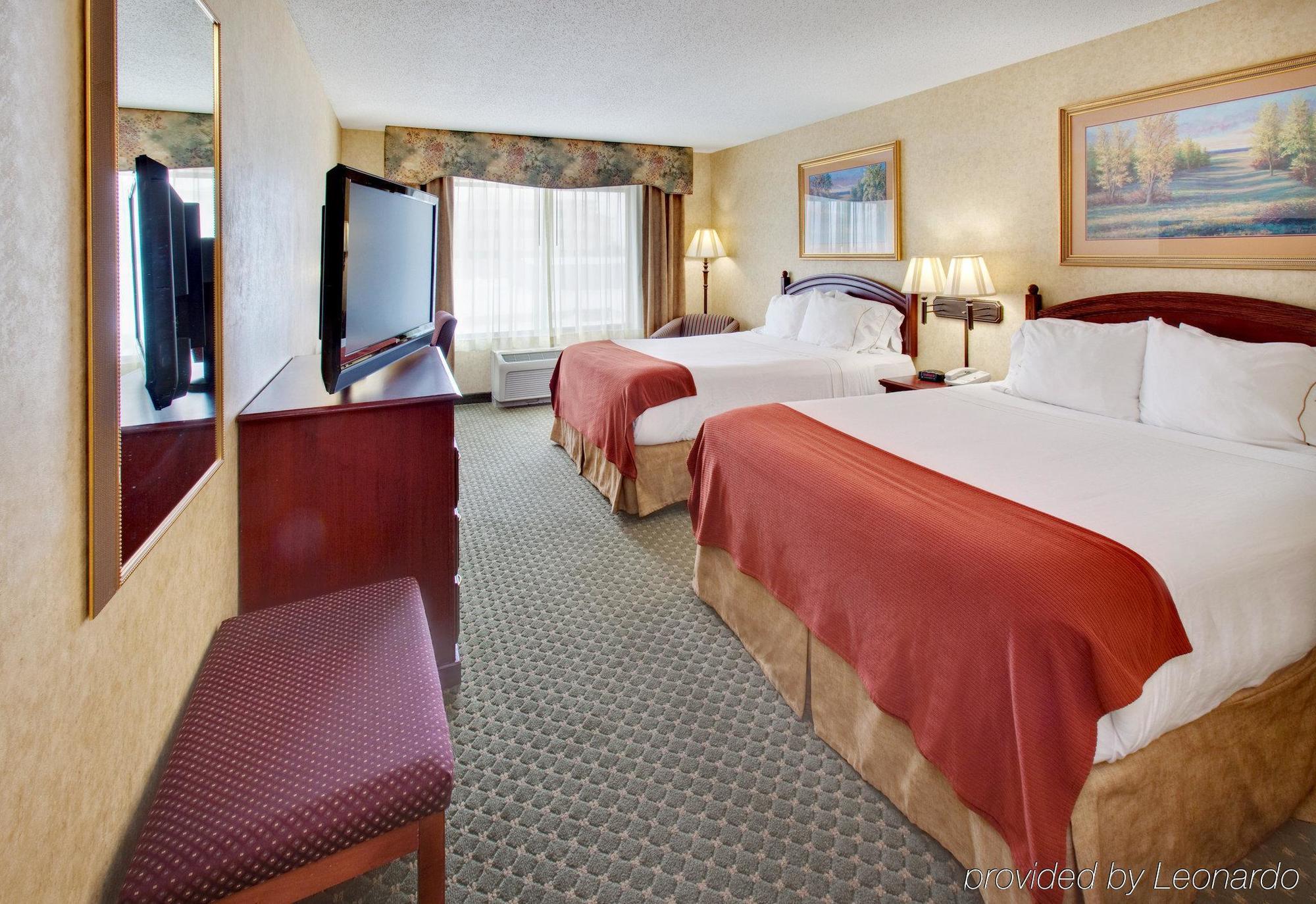 Holiday Inn Express Hotel & Suites Bismarck By Ihg Room photo