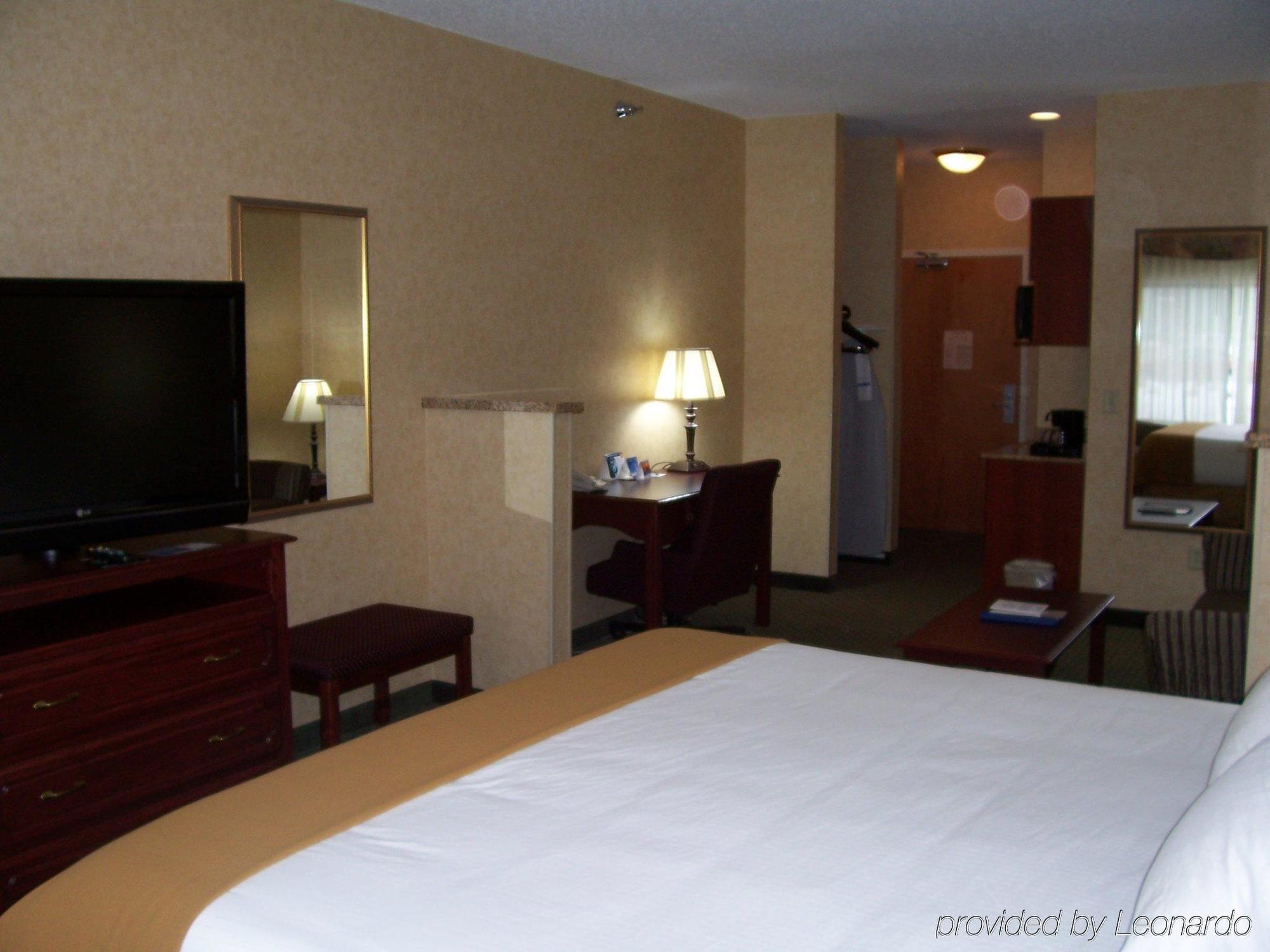 Holiday Inn Express Hotel & Suites Bismarck By Ihg Room photo