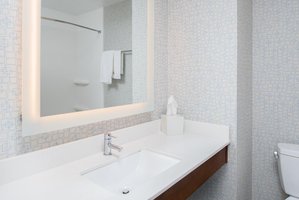 Holiday Inn Express Hotel & Suites Bismarck By Ihg Exterior photo